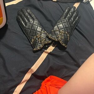 Elegant Black Quilted Gloves with Gold Chain